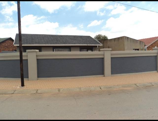 3 BEDROOM HOUSE FOR SALE IN DOBSONVILLE EXT 2